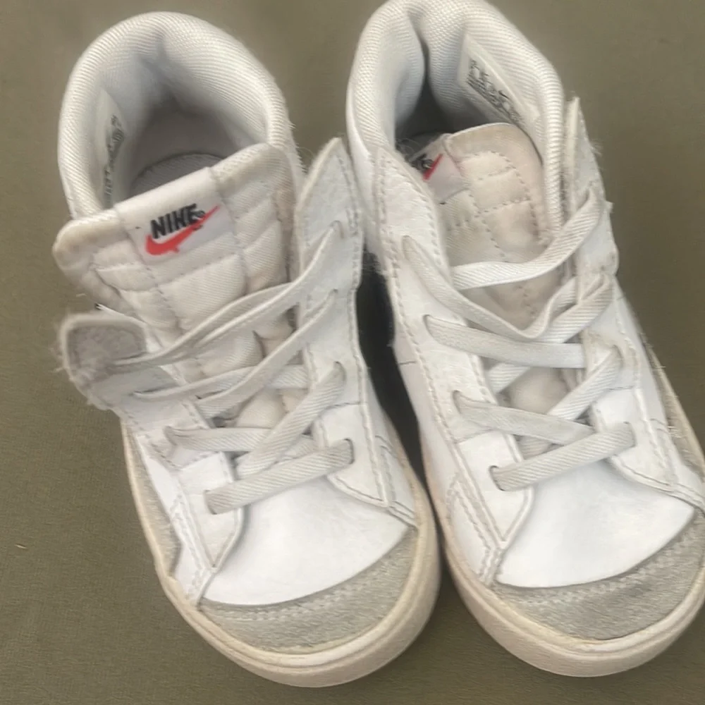 Nike Kids'  leather White & Black High-Top, w Velcro size 9C Toddler’s Sneakers